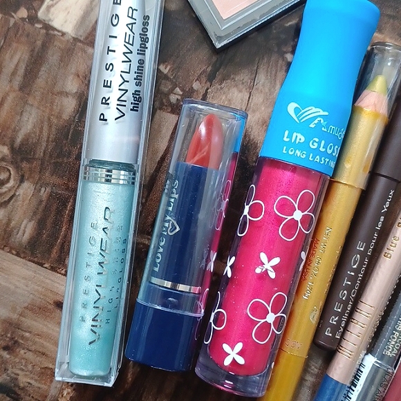 Makeup Bundle - Picture 3 of 6